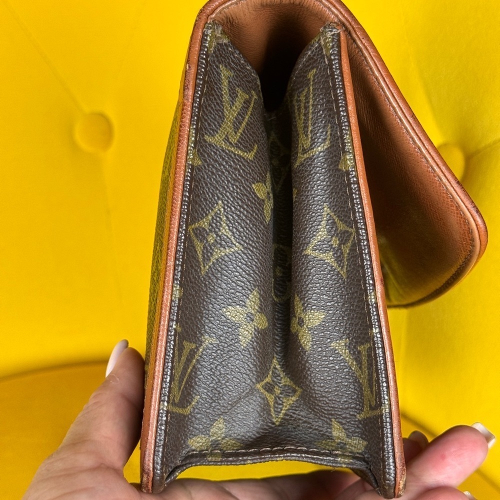 Louis Vuitton Vintage Monogram Canvas Clutch with Tan Trim - Picture 4 of 12